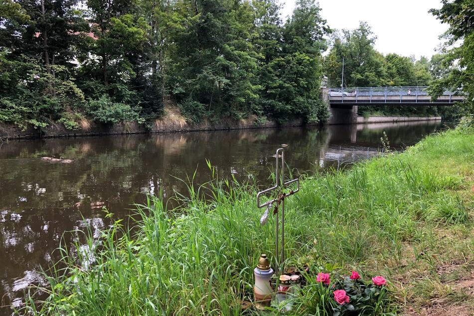 Am Flutkanal in Weiden erinnert ein Kreuz an den Tod des 22-Jährigen im September 2020.