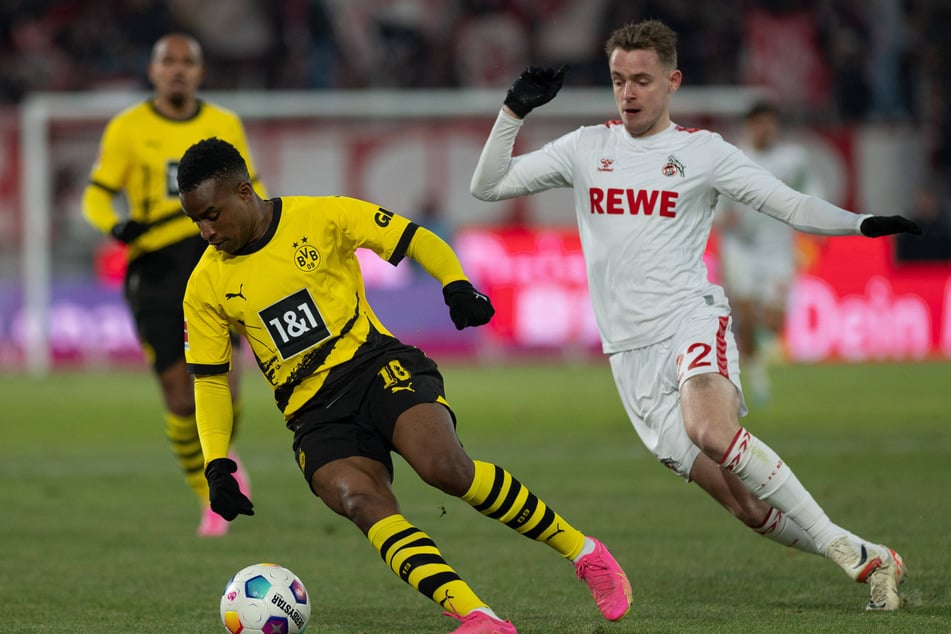 Jacob Christensen (22, r.) bei seinem Bundesliga-Debüt gegen Borussia Dortmund und Super-Talent Youssoufa Moukoko (19, l.).