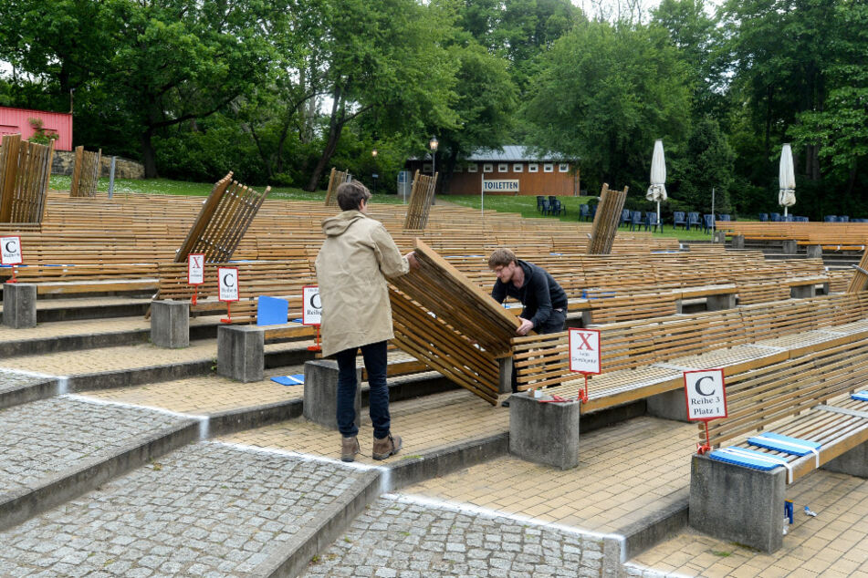 Das wegen der Corona-Epidemie geschlossene Freiluftkino Friedrichshain hat seine Sitzreihen und Bänke bei einen Pressetermin reduziert und mit Abstandsmarkierungen versehen.