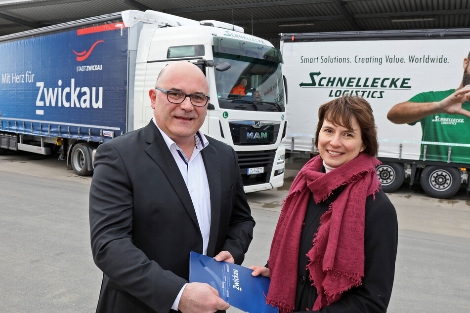 064ch08x:
Torsten Colditz von Sachsentrans und Sandra Hempel von der Zwickauer Wirtschaftsförderung geben den Startschuss für die gemeisame Werbeaktion.