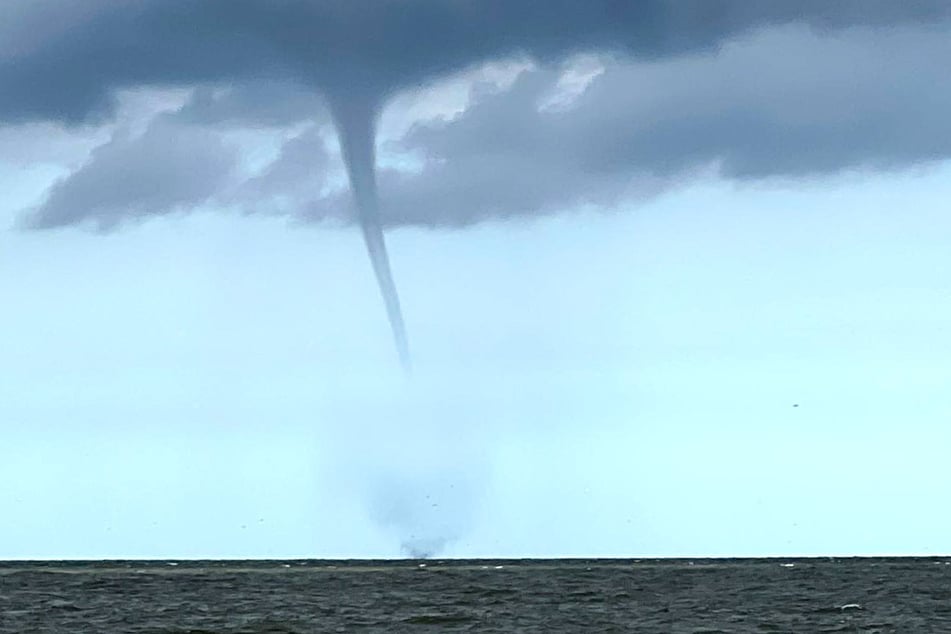 Handelt es sich hierbei um einen Tornado über der Nordsee?