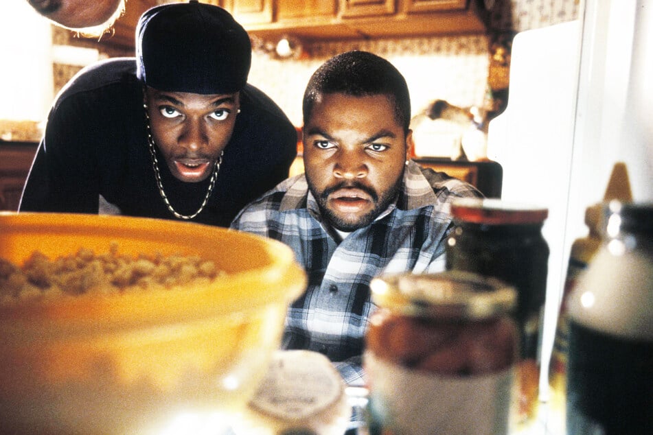 Chris Tucker (heute 50, l.) und Ice Cube (heute 52) in einer Szene aus dem 1995 erschienen Film "Friday".