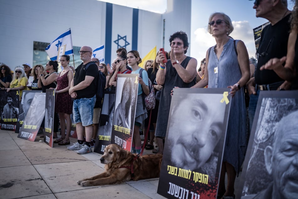 Demonstranten halten während einer Demonstration vor dem israelischen Verteidigungsministerium Plakate, auf denen die Freilassung israelischer Geiseln gefordert wird.