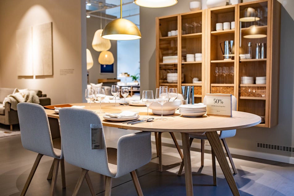 Das skandinavische Design spiegelt sich in Stühlen und Tischen ...