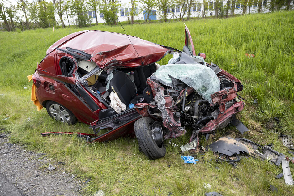 Der Dacia wurde bei dem Unfall völlig zerstört.
