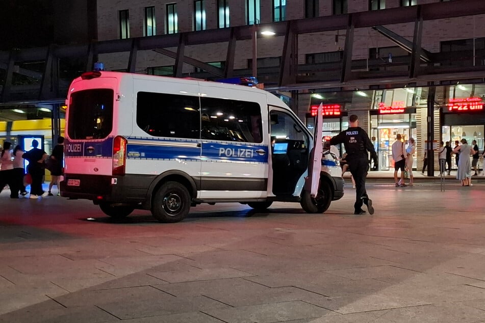 Polizeikräfte überwachen zur Eindämmung der Kriminalität seit mehreren Wochen verstärkt den Postplatz und zeigen dort Präsenz.