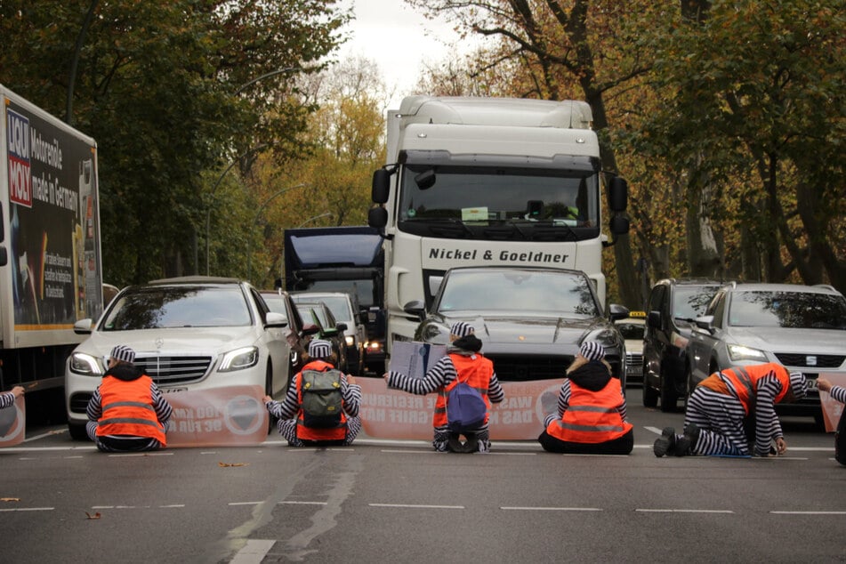 Achtung! Letzte Generation blockiert am Montag in Magdeburg