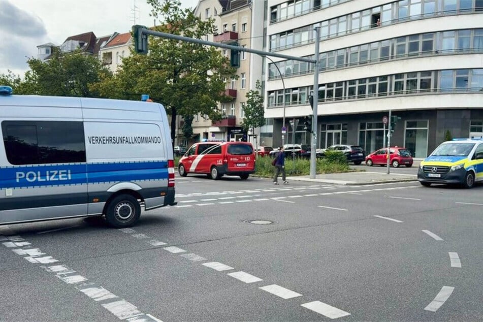 Die Polizei hat den Unfallort großräumig abgesperrt.
