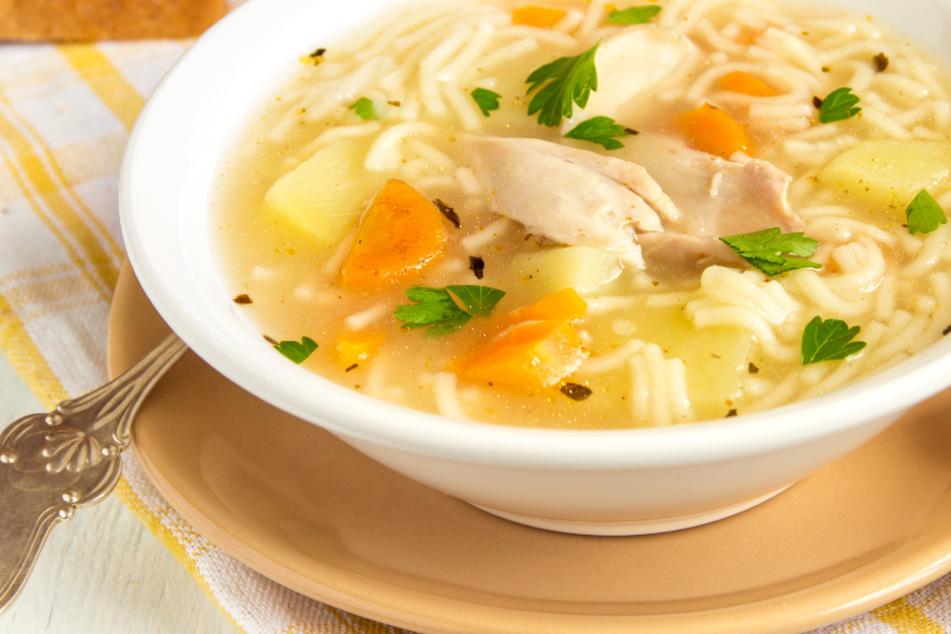 Dem Angeklagten wird vorgeworfen, eine Nudelsuppe vergiftet zu haben (Symbolbild).