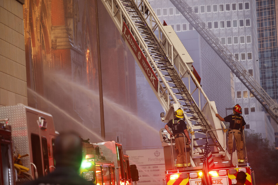 Die Feuerwehr versuchte, den Flammen Herr zu werden, doch Teile des Gebäudes stürzten ein.