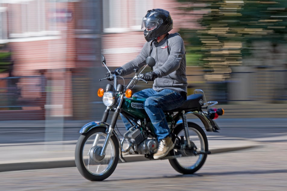 Ein Mopedfahrer (24) bretterte am gestrigen Freitagabend durch Kamenz.
