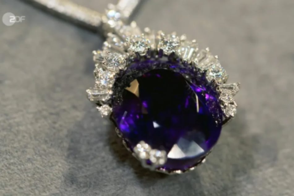 Satte 8000 Euro fordern die Studio-Gäste für eine geerbte Halskette. Die ZDF-Expertin hält nur 3200 Euro für realistisch.