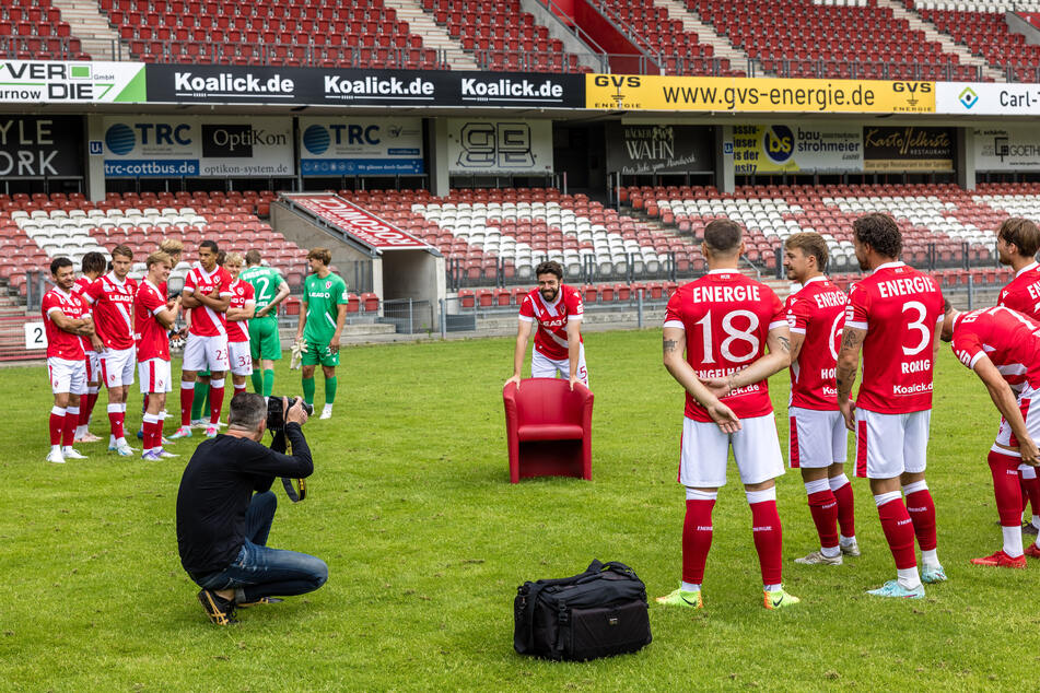 Aufstellen zum Fotoshooting: Die Trikots der Energie-Spieler erfreuen sich steigender Beliebtheit. (Archivbild)