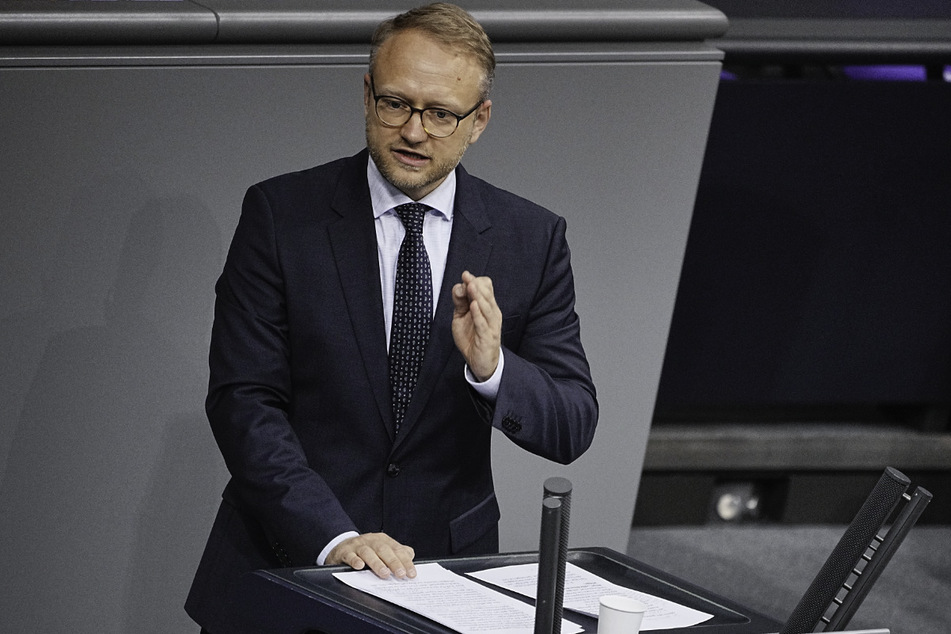 Der FDP-Landesvorsitzende Michael Kruse (38) kündigte eine Klage gegen die Hotspot-Regel an.