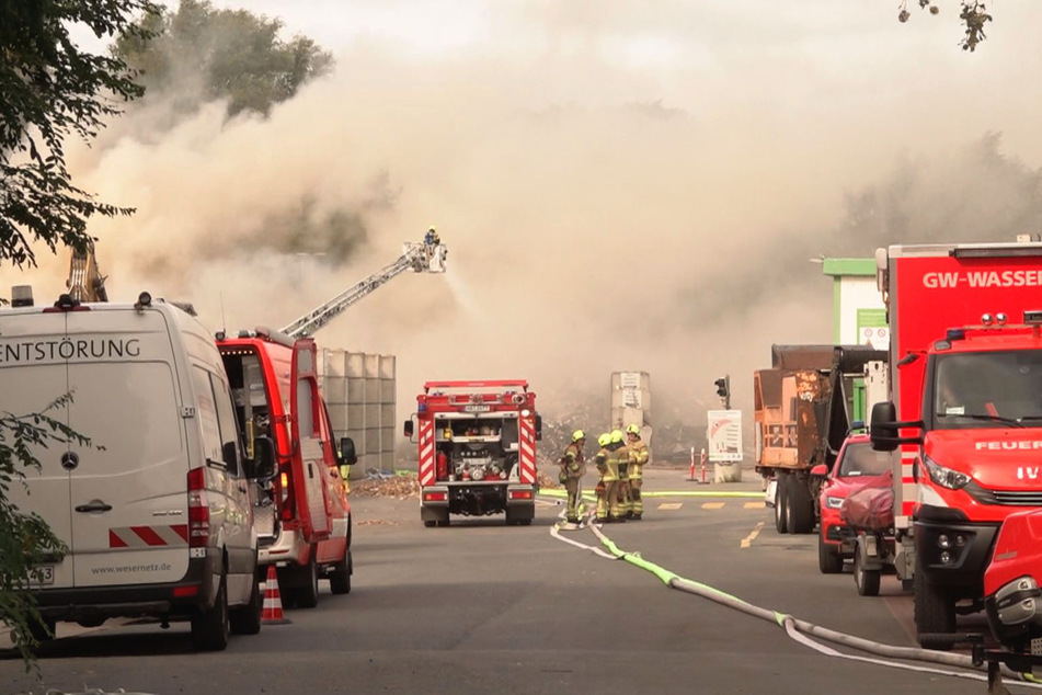 Zahlreiche Einsatzkräfte kämpfen in Bremen gegen einen Brand auf einem Recyclingbetrieb.