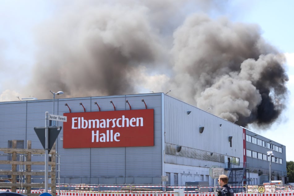 Im Dachbereich der Veranstaltungshalle war ein Großbrand ausgebrochen. Dichter, schwarzer Rauch stieg auf.
