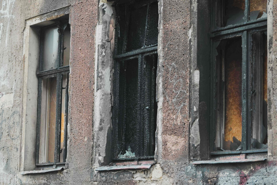 Die Fassade und auch die Fensterrahmen des Mehrfamilienhauses wurden durch das Feuer beschädigt.