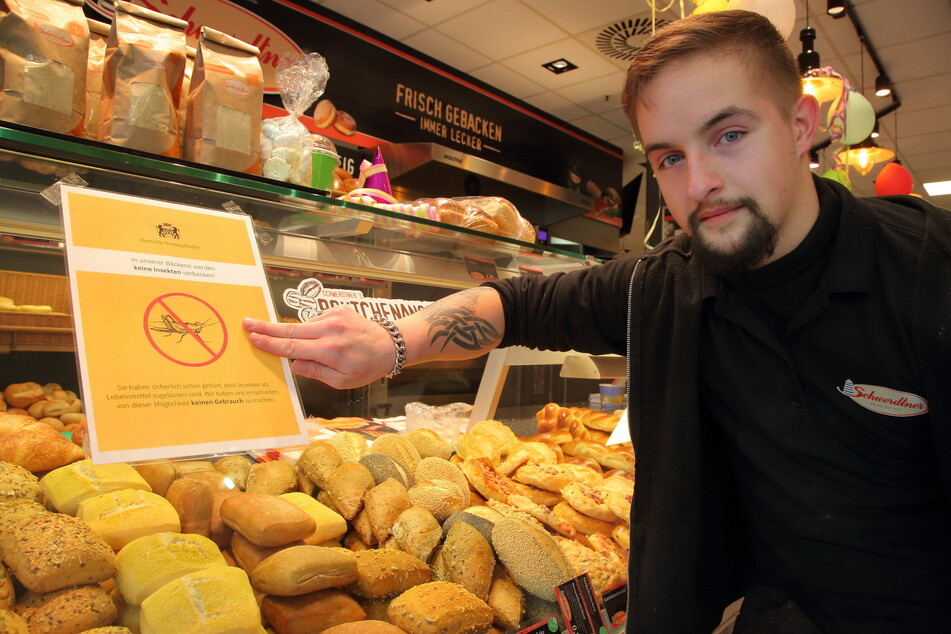 Azubi Pascal Helta (21) macht in einer Dresdner Filiale von Bäckerei Schwerdtner auf den Hinweis aufmerksam.