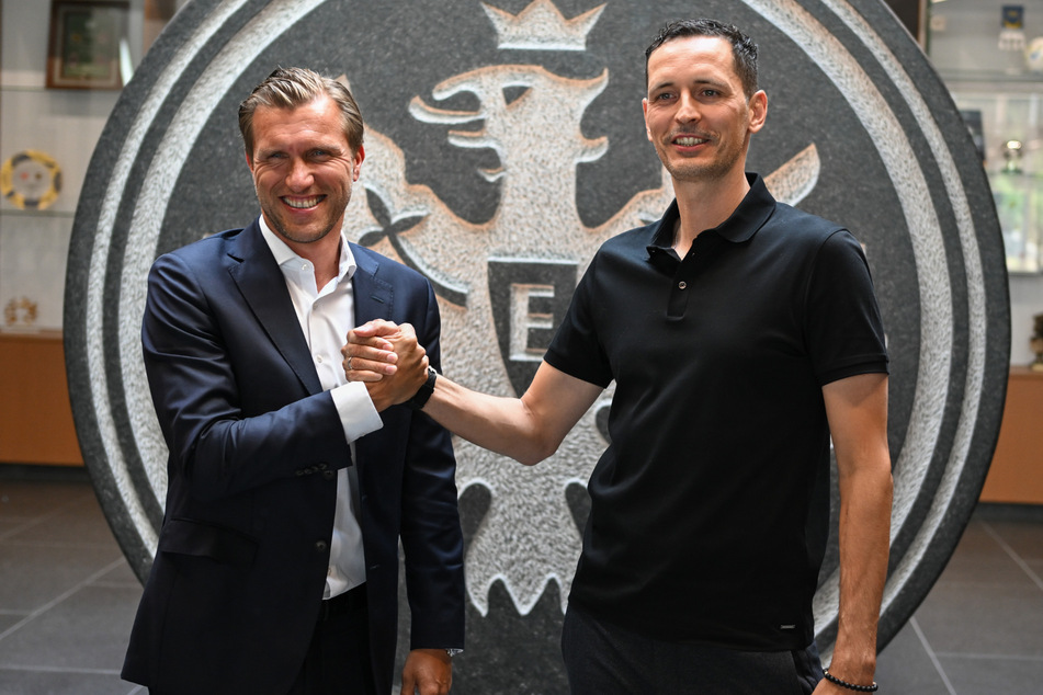 Darf sich Eintracht-Coach Dino Toppmöller (43, r.) schon bald auf den nächsten Top-Transfer aus dem Köcher von Sportvorstand Markus Krösche (43) freuen?