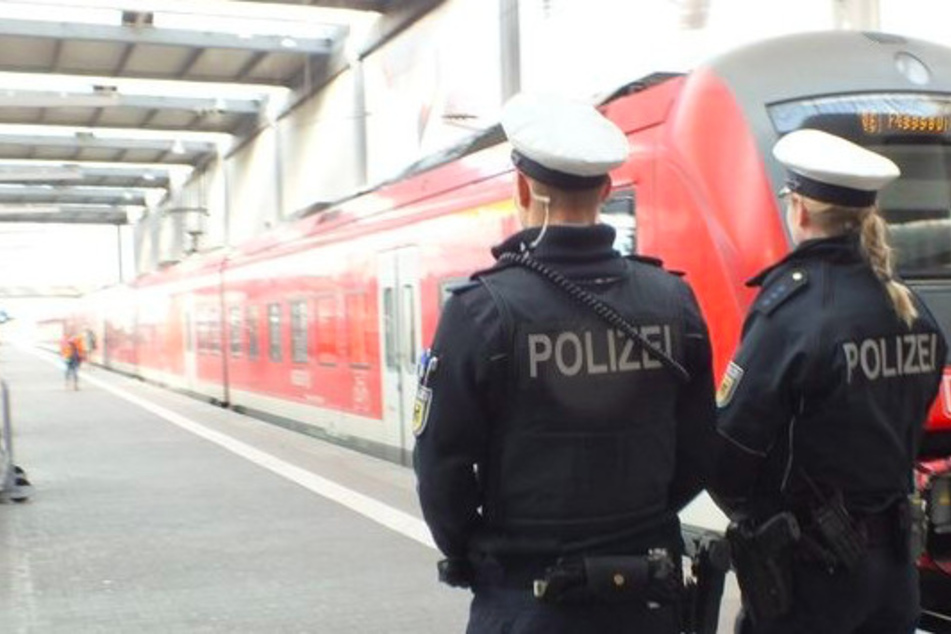 Polizisten konnten den Mann am Bahnsteig fassen. (Symbolbild)