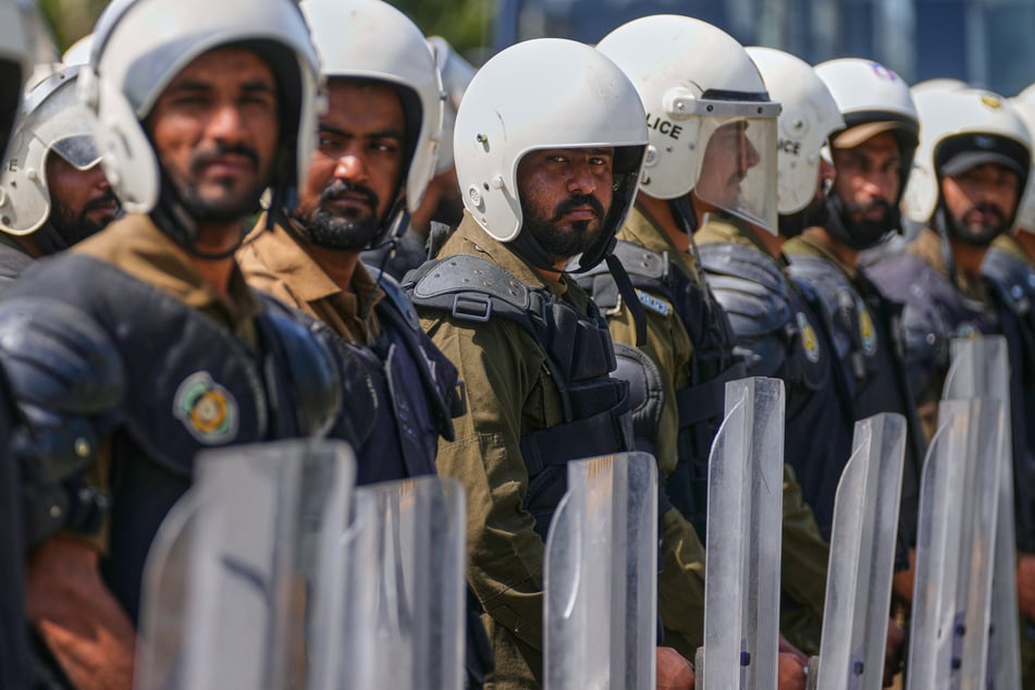Polizeibeamte nehmen an einem Briefing vor ihrem Einsatz in Islamabad, Pakistan, teil, wo sie die Sicherheit vor möglichen Verhandlungen zwischen dem Iran und den Vereinigten Staaten gewährleisten sollen.