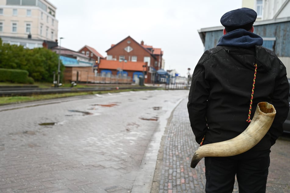 Am Abend zum 6. Dezember verkleiden sich junge, unverheiratete Männer mit Masken, Schafsfellen und Vogelfedern als sogenannte Klaasohms.