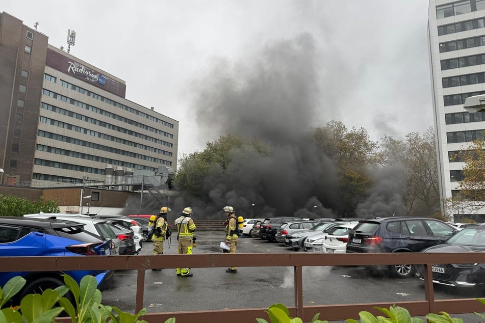 Heftiger Rauch: Feuerwehr bei Brand in Tiefgarage gefordert