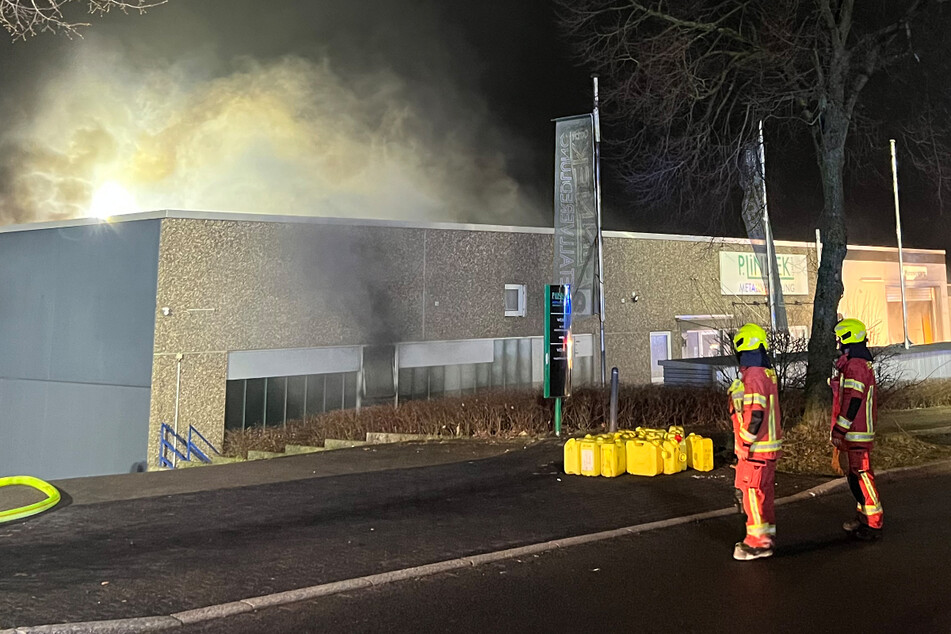 Fabrik mit Chemikalien in Flammen: Explosionen, Feuerwehr im Großeinsatz
