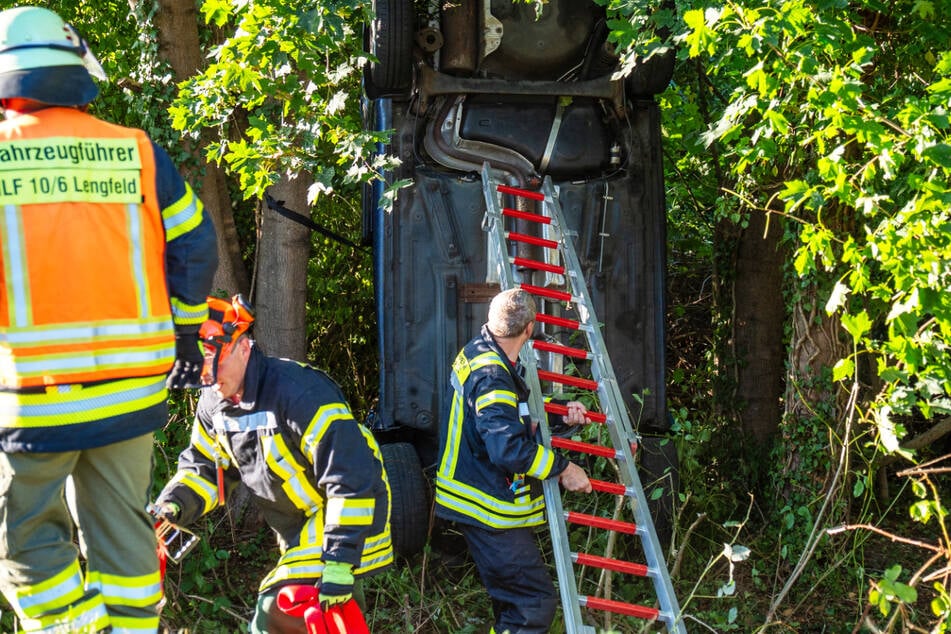 Der Skoda kam nach dem Unfall hochkant zum Stillstand.