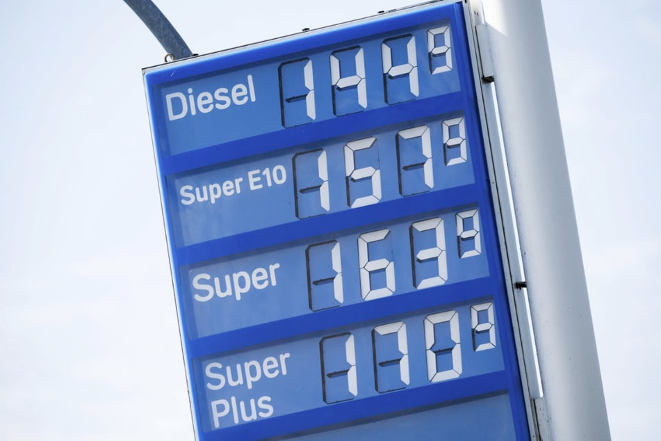 Wie stark steigen die Preise an Tankstellen im kommenden Jahr?