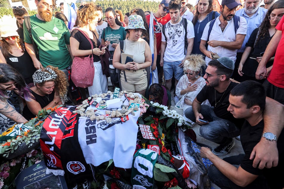 Trauernde versammeln sich am Grab der israelisch-amerikanischen Geisel Hersh Goldberg-Polin.