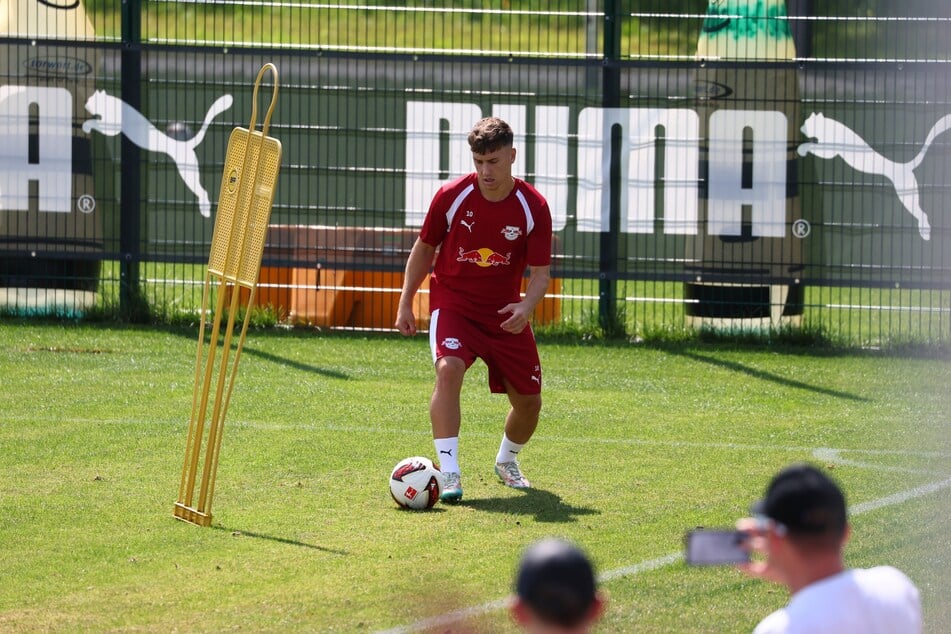 Brajan Gruda (22) steht schon beim Trainingsauftakt von RB Leipzig auf dem Platz.