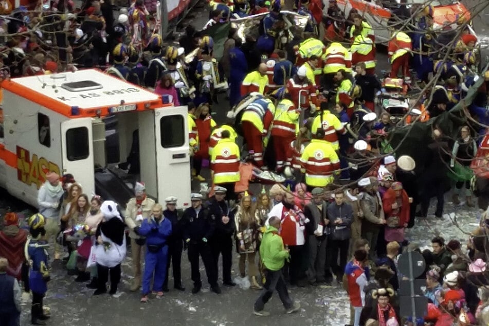 Beim Kölner Rosenmontagszug im Jahr 2018 wurden mehrere Menschen verletzt, nachdem die Pferde einer Kutsche während des Zuges durchgegangen waren. (Archivbild)