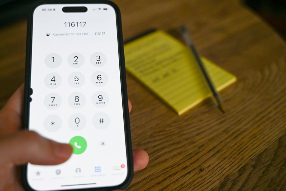 Über die bundesweite kostenfreie Nummer 116 117 sollen Patienten künftig eine Ersteinschätzung erhalten und direkt an die passende Praxis vermittelt werden. (Symbolbild)