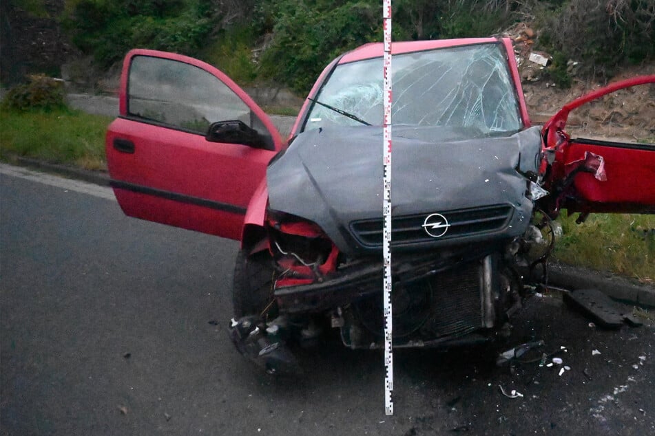 Opel kracht in VW: Fünf Personen bei Unfall verletzt