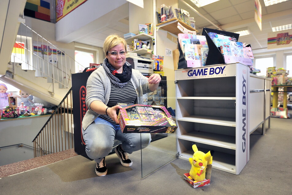 Der Schrank mit den Pokémon-Karten um die Kultfigur Pikachu ist leergeräumt. Verkäuferin Hendrikje König (43) hat nur noch eine Kiste.