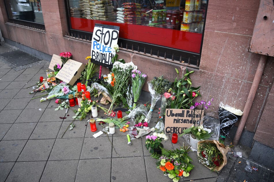 Trauernde legten Blumen am Tatort in der Mannheimer Innenstadt ab.