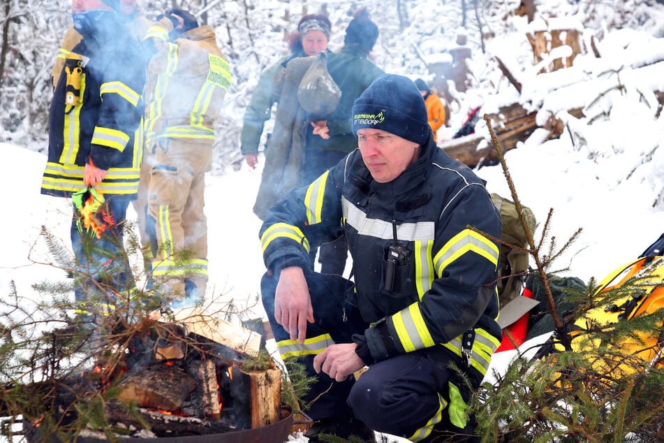 Ortswehrleiter Dominique Weidensdörfer überwachte zusammen mit seinen Kameraden den Test der Waldbrandsensoren in den Weberschlüchten. Das Feuer in der Feuerschale ist ähnlich einem illegalen Bodenfeuer.