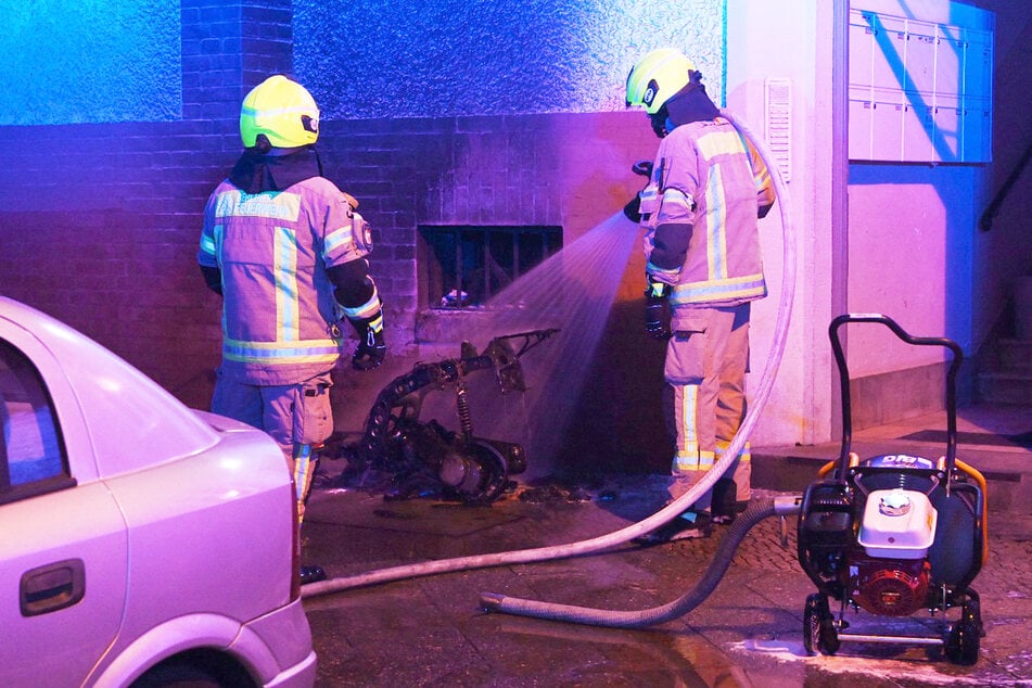 Die Feuerwehr löscht den brennenden Roller.