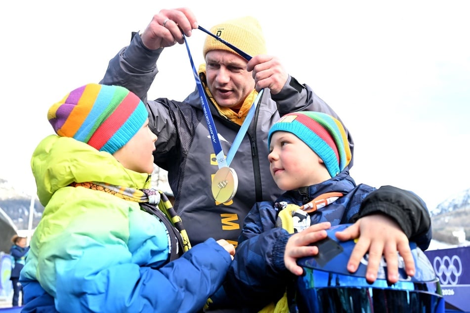 Die Söhne Karl (l.) und Hannes (r.) durften die Medaille von Francesco Friedrich als Erstes bestaunen.