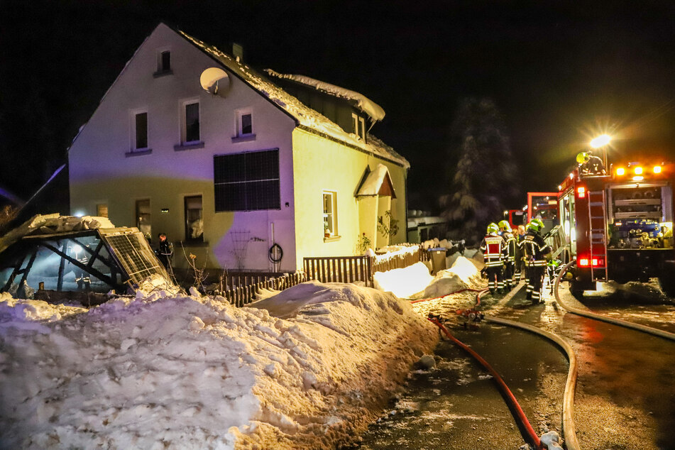 Die Feuerwehr kam in der Nacht in der Carlsfelder Straße zum Einsatz.