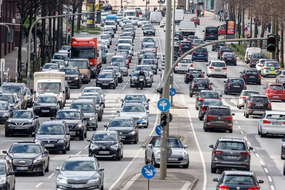 Durch die Sommerferienzeit in Kombination mit den Baustellen ist mit einem erhöhten Verkehrsaufkommen in Köln zu rechnen. (Symbolbild)