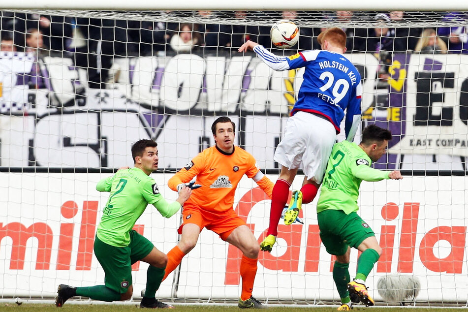 12. März 2016: Auch Pavel Dotchev (55) schaffte in der 3. Liga keinen Sieg. 0:3 hieß es damals in Kiel. Hier kassiert Martin Männel (33, 2.v.l.) das 0:1 durch Mathias Fetsch (32). (Archivbild)