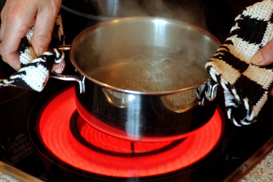 Der Neffe soll einen Topf mit Wasser zum Kochen gebracht und es dann über seinen Onkel gegossen haben. (Symbolbild)