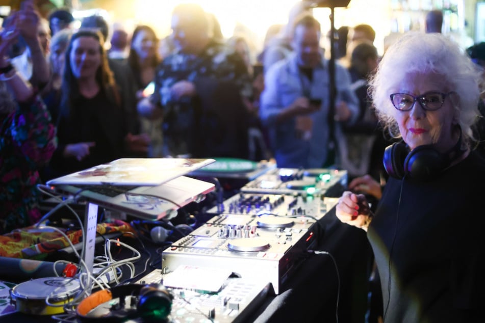 DJ VIka ist 85 Jahre alt und damit die älteste DJane.