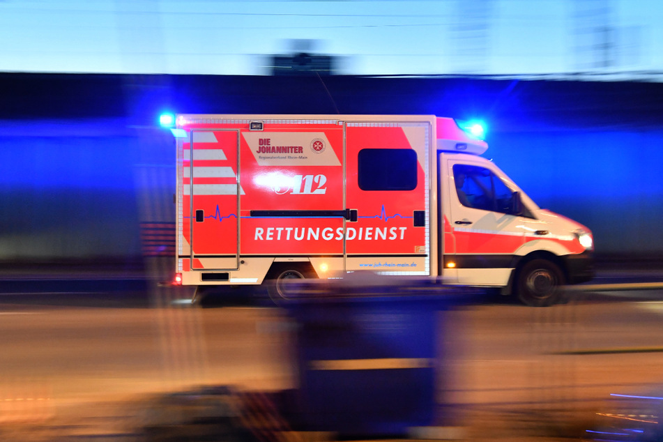 Rettungswagen brachten die verletzten Familienmitglieder in ein Krankenhaus. (Symbolbild)