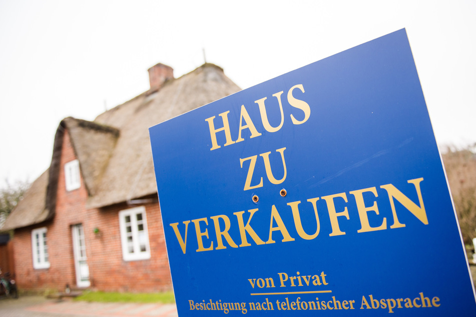 Ein Schild "Haus zu verkaufen" steht in Westerland auf Sylt.