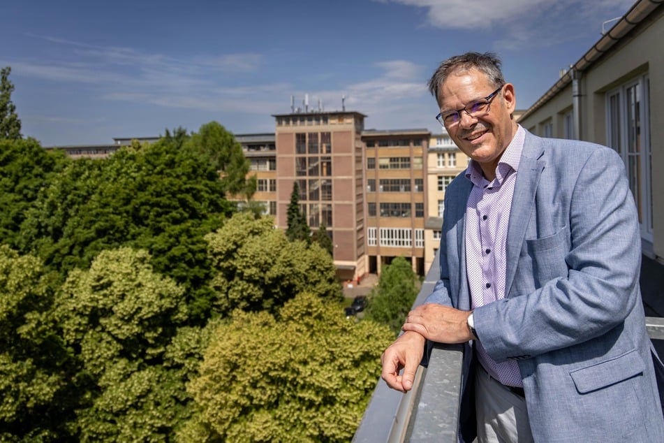 Generalintendant Christoph Dittrich (59) steht auf der Terrasse im jetzigen Spinnbau.