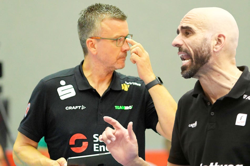 Alexander Waibl (55, l.) erwartet ein heißes Duell mit seinem Trainerkollegen Juan Diego Garcia Diaz (44, r.) beim Auswärtsspiel in Vilsbiburg.