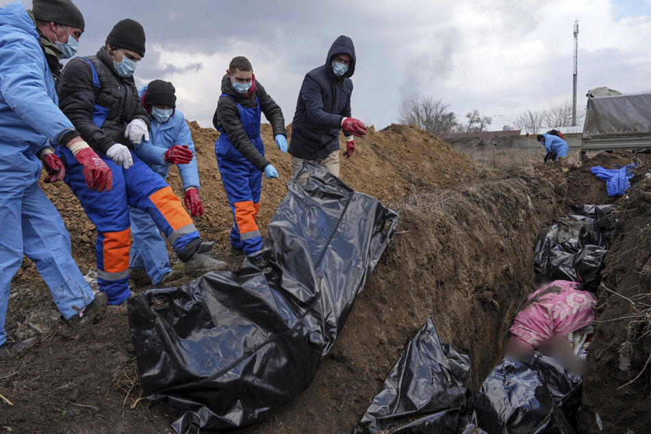 In Mariupol mussten bereits Tote in einem Massengrab beerdigt werden.